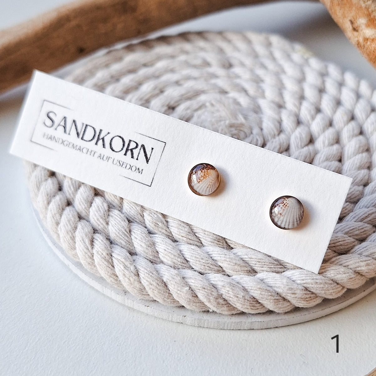 Mini-Ohrstecker mit Herzmuscheln - Gold 7 mm - SANDKORN Usedom 