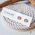 Mini-Ohrstecker mit Herzmuscheln - Gold 7 mm - SANDKORN Usedom 